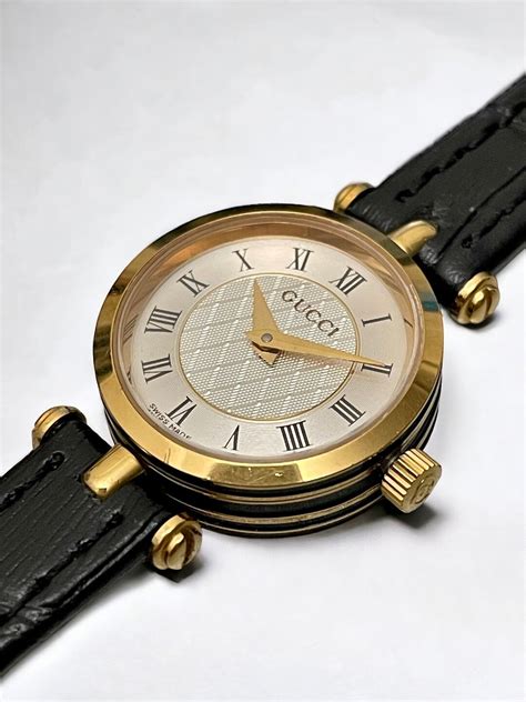 Gucci Vintage 2040L Watch .